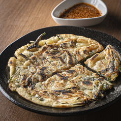 看板娘が焼くチヂミと韓国のお酒で楽しむ特別な時間
