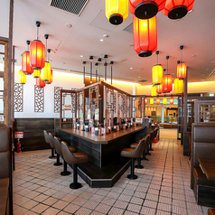 広々した作りになっているカウンター席は全9席。おひとり様からお気軽にどうぞ♪