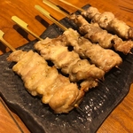 炭火で焼き上げた香ばしい焼き鳥。日本酒やワインなど、お酒との相性も抜群です！