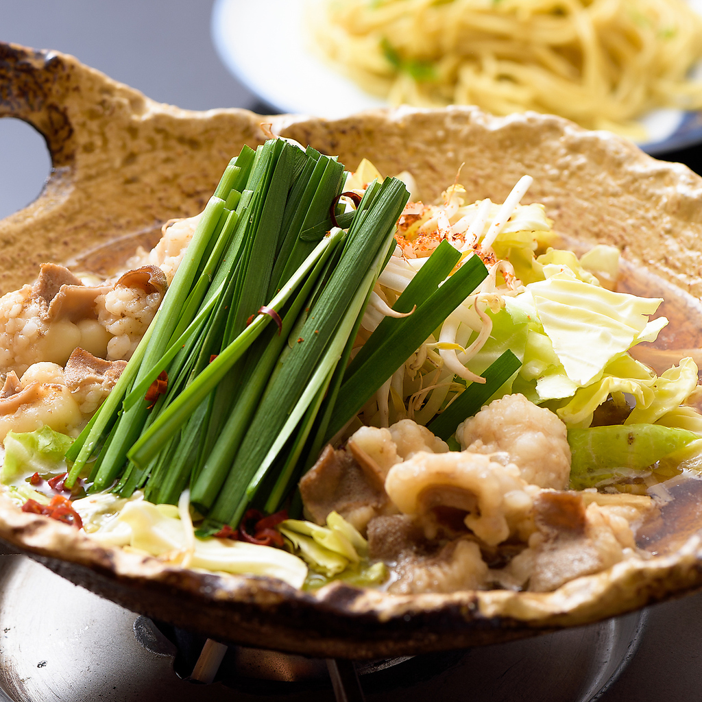 博多の定番。志まずの自慢。陶板で炊き上げる志まづの「和牛もつなべ」を心行くまでお楽しみください