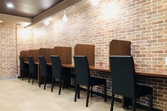 ★カウンター型のカフェテリア席★　　　　　　　　　　　　　　　　　　　　　　　　　　　　　隣との仕切りが全席にあるカウンター型のカフェエリア席は広めの空間で食事しながらコミックも読めます。もちろん充電もOKです。