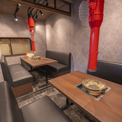 【25名以上で貸切OK】会社の宴会や同窓会、友人との集まりなど、大人数での利用にぴったり♪テーブルの連結もできるので、人数に合わせたレイアウトが可能です。木の温もりあふれる空間で、焼き肉を囲んでワイワイ楽しめる特別なひとときをお過ごしください♪