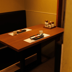 暖かい灯りの落ち着く空間のお席となっております！2名様からご利用頂けますので、ゆったりとお寛ぎください！