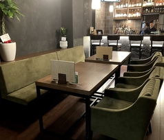 ごゆっくりくつろぎたいお客様にはソファー席をご用意しております。テーブルを付けると最大８名様までご利用できます。