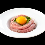 低温加熱した黒毛和牛のユッケです。当店の看板メニューになります。