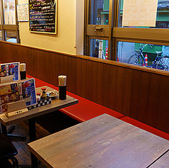 当店のテーブル席は、快適さと居心地の良さを重視したデザインです。木目調のテーブルと、シンプルながらスタイリッシュなチェアが組み合わされ、温かみのある雰囲気を演出しています。明るい窓からは自然光が差し込み、開放感を感じながらお食事を楽しむことができます。