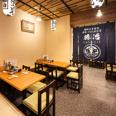 みんなで鍋を囲んでわいわい楽しめるテーブル席。ご家族やご友人とのお食事など様々なシーンでご利用いただけます