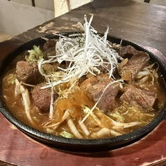 癖になっちゃう!!牛肩ロースの特製デミ鉄板