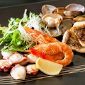 料理メニュー写真 活タコ・イカ・カキ・ハモなど季節の魚介類を鉄板で調理します。黒板メニューをご覧ください。