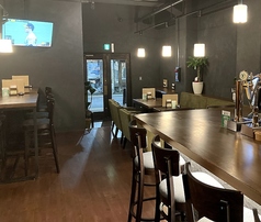 広々としたカウンターでおしゃべりしながらお酒が飲めます。