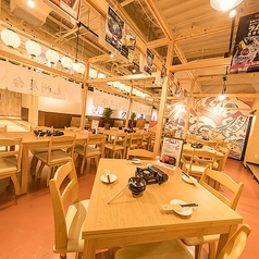 九州屋台風の粋なテーブル席でお食事をお楽しみ頂けます♪大人数での宴会に最適！ゆったりスペースで飲み会をお楽しみ頂けます！