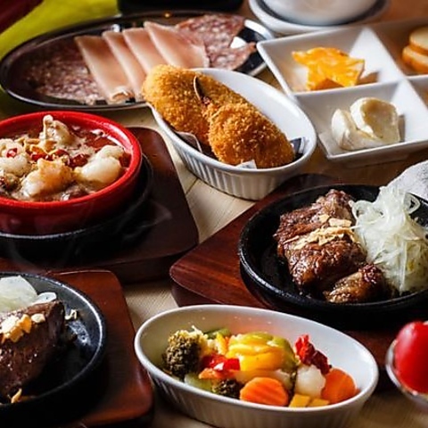 拘りのお肉と一品料理をたらふく堪能！ 西新宿にあるオシャレな肉×高コスパ居酒屋♪