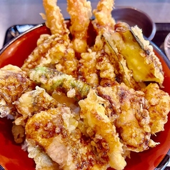 ボリューム満点！鮮魚と旬野菜を使用した天丼◎