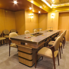 10～12名様までご利用可能な個室3部屋ご用意あります！カラオケ付き（カラオケ使用料無）但し、個室使用料として2000円いただきます。