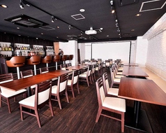 広々としたテーブル席もご用意。友人や恋人との語らいに最適な少人数席をご用意。お子様用チェアも完備しており、ママ会にもぴったりです。どんなシーンでもくつろげる空間で、美味しい料理と共に素敵な時間をお過ごしくださいませ。