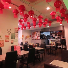 赤い提灯が印象的な店内は、まるで現地の賑わいを感じさせる雰囲気。本格的な中華料理を、リーズナブルにお楽しみいただけます。お仕事帰りの一杯や、ご家族でのお食事、友人とのサク飲みにも最適！