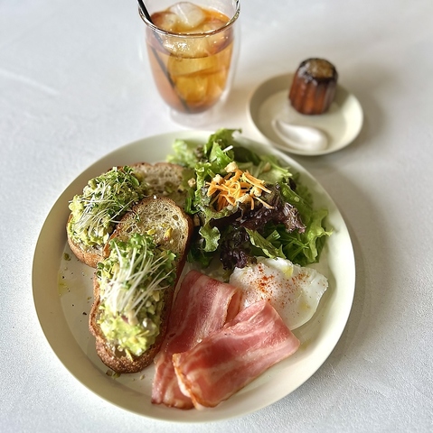 白を基調としたお洒落な店内で、楽しいランチタイムをお過ごしください♪