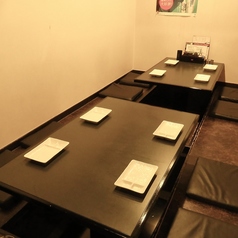 落ち着いた和モダンな空間で味わう串焼き。完全個室のお座敷席で周りを気にせずお食事や会話を満喫できます。友人同士の飲み会や女子会等、様々なシーンで活用いただけます♪