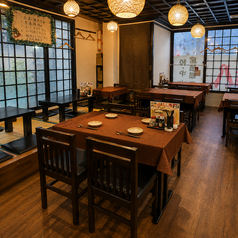 店内は広々としたワンフロアで、明るいスタッフが迎えるとってもカジュアルな雰囲気。肩肘張らず気楽に楽しめる、地元の居酒屋らしい空間が魅力です。テーブル席は、4名様用を8卓、10名様用を1卓ご用意しております。各種宴会や飲み会、友人とのお集まりなど、さまざまなシーンでご利用ください。
