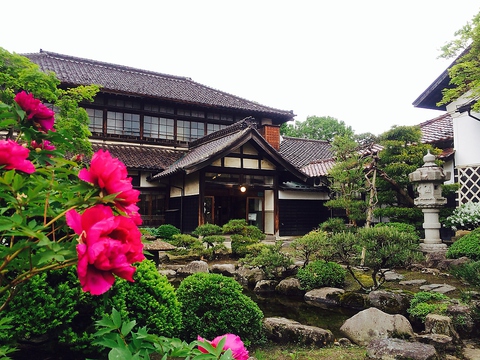 江戸時代からの日本庭園を眺めながら有形文化財の建物で厳選した米沢牛が堪能できる。