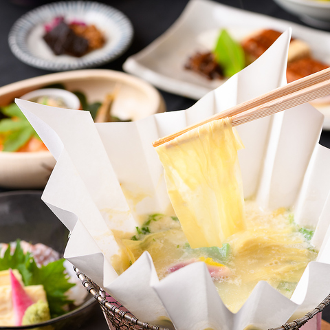 鴨川と南座を一望できるお席で、京都の風情を感じながらお料理をお愉しみ下さい。