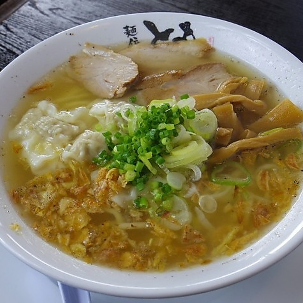 琥珀色に輝くスープと青竹手打ち麺、それと相性の良い具材を合わせて抜群のハーモニーを召し上がれ☆
