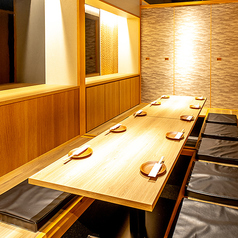 当店イチ押しのマットソファー掘りごたつの超VIP完全個室★合コン・接待・打ち合わせ・家族揃ってなど何でも持ってこいの部屋!!2・4・6・8・10・12・16・20・24・35・80名様まで色々なシーンにあったお客様にあった個室をご用意させて頂きます。自慢の個室で旨い酒飲んでください♪♪ご予算、お料理のご相談はお気軽に