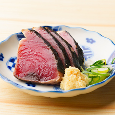 【かつおのたたき】口の中であふれ出すギュッと詰まった濃厚な旨みと香ばしい焼き目