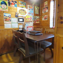 【店内テーブル席】ご家族やご友人との賑やかなお食事に最適な4名様テーブル席を多数ご用意しております。ゆったりとしたスペースで、周りを気にせず会話を楽しみながら、熱々の焼肉をじっくりと堪能していただけます。