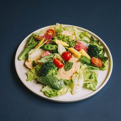 国産鶏ムネ肉の低温調理と春野菜のサラダ（キウイドレッシング）