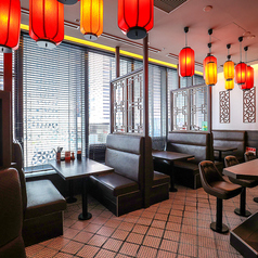 昼夜共に景色の見えるテーブル席です。デートや女子会いろんなシーンでご利用いただけます♪