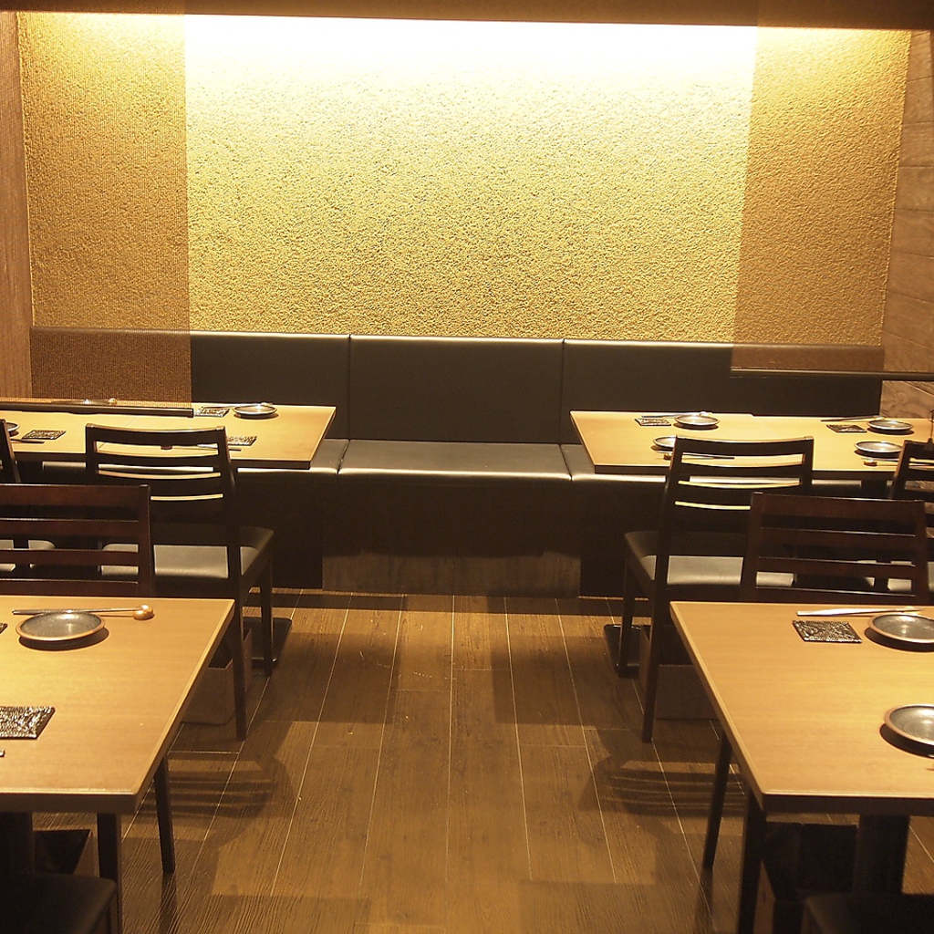 店内手前のスペースでは最大20名様くらいの宴会に最適です◎スペースを貸切感覚でご利用できます！