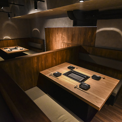 当店では、女子会や忘年会、会社の宴会など、多人数での利用できるお席をご用意しております。4名様以上でご利用いただけるよう、席を自由に結合できるレイアウトが特徴です。ゆったりとした空間で、楽しいひとときをお過ごしいただけます。ご友人や同僚との特別な時間を、ぜひ当店でお楽しみください。