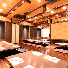 【飲み会や宴会にもおすすめ！】掘りごたつの完全個室は会社でのご宴会や女子会、ママ会、オフ会など、ワイワイ集まる中規模宴会におすすめです。また、幹事様にもお得なクーポンや2時間飲み放題付きのコースを4,000円(税込)～各種ご用意しております！単品飲み放題ももちろんございます！活気ある当店へぜひ！