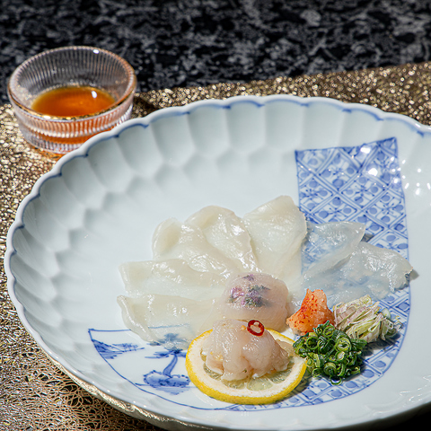 落ち着いた空間で、上質なトラフグと職人の技が織りなす料理を堪能