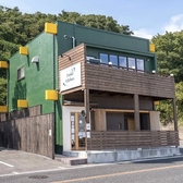 緑色の建物の2階に当店がございます！隣には駐車場も◎