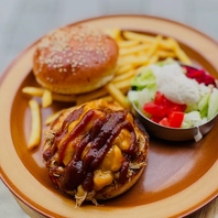 「バンズの香ばしさと肉汁のハーモニー」