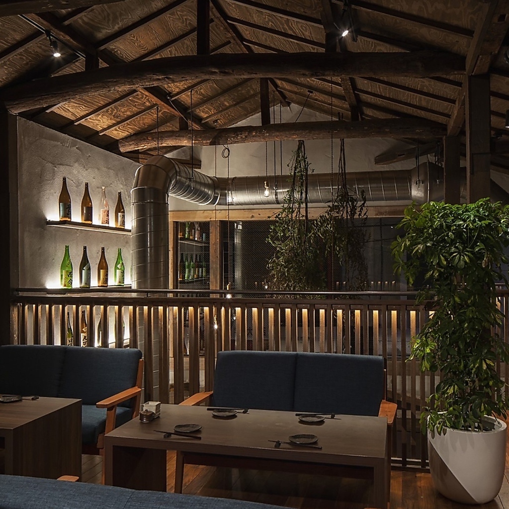 店内は優しい灯りと木の温もりが調和したお洒落な雰囲気。デートや女子会におすすめです！