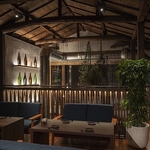 店内は優しい灯りと木の温もりが調和したお洒落な雰囲気。デートや女子会におすすめです！