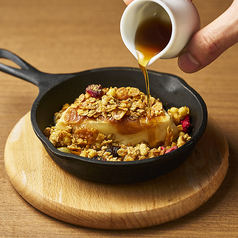  焼カマンベール【メープル＆グラノーラ】