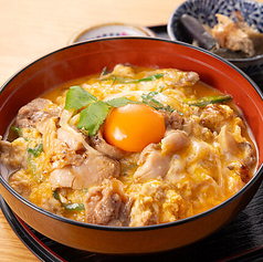 【名古屋コーチン】親子丼1265円(税込)炭火が香る逸品。