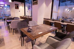 カウンターやソファ席を完備し、学生さんや近隣の方にも寛いでいただける空間作りを心がけています。