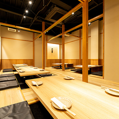 宴会はおまかせ! 70ー90名様御案内できる大宴会場は掘りごたつとなっており可動式のテーブルなのでベストの席作りが可能です★大人数宴会、貸切可能な広々とした個室空間!大切な会社のご宴会、接待、送別会、歓迎会に最適!音響・空調・照明などの調節も可能!お手洗いも大宴会場に専用で設備されております!