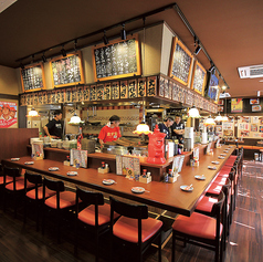 【お一人様も大歓迎♪】ひときわ活気あふれるカウンター席で、くつろぎの晩酌タイム。お一人でのサク飲み、同僚と肩を並べてちょい呑みにおすすめ☆店内はテレビモニターも設置しているので、野球観戦も楽しめます！