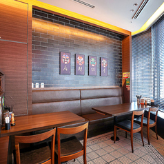 最大11名様お座りいただけるテーブル席ございます。外の景色も楽しめる、人気のお席です♪