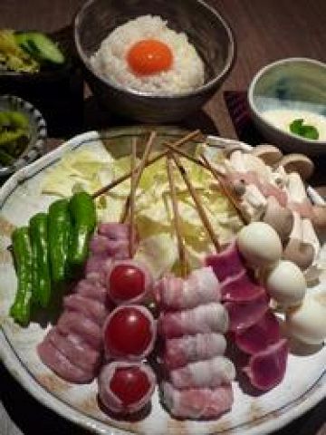 新鮮な串を炙り、秘伝のタレと大皿に盛ったたっぷりのキャベツを気軽に堪能できます！