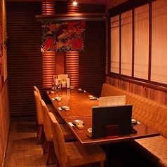 お座敷が苦手な方や、よりゆったりとしたお食事をご希望の方のために、テーブル個室のパーティールームもご用意しております。落ち着いた空間で、ご家族やご友人、職場の仲間と気兼ねなくお楽しみいただけますので、ぜひお気軽にご利用ください♪