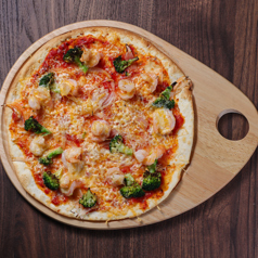 【贅沢なトッピング】≪エビとブロッコリーの4種類のチーズpizza≫は超薄生地でパリパリ食感！1408円(税込)の写真