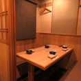 当店ではプライベート感あふれる完全個室を完備。4名様まで対応可能な個室を4部屋ご用意しております。落ち着いて過ごせる和モダンな空間は、大切な方とのお食事にもぴったり◎接待や会食、誕生日会、記念日など、特別なシーンにもおすすめです。ゆったりとリラックスしながら、記憶に残る素敵なひと時をお楽しみください。