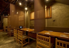 テーブル席は2名様、4名様、6名様と連結してご利用可能です。テーブルの間にロールスクリーンで間仕切りしておりお隣様を気にせず呑めます。